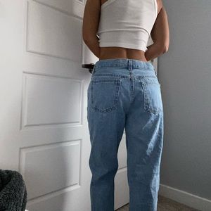 Light wash dad jeans. 31x30 (men’s sizing). Seen on a size US4 person. Worn once